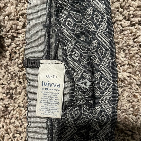 2 headbands / 1 navy blue patterned lululemon / 1 grey patterned ivivva - Picture 4 of 5